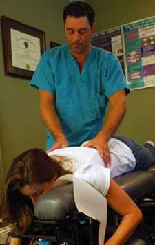 Dr. Paul Tassin analysing the midback. Dr. Paul Tassin analysing the midback.