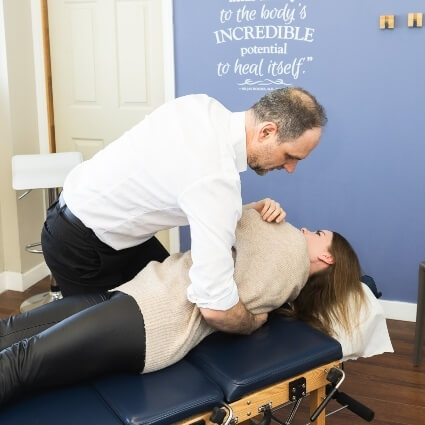 Dr Wagemakers adjusting persons back