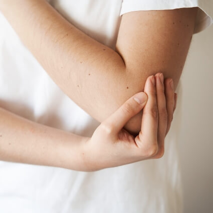 woman with elbow paion