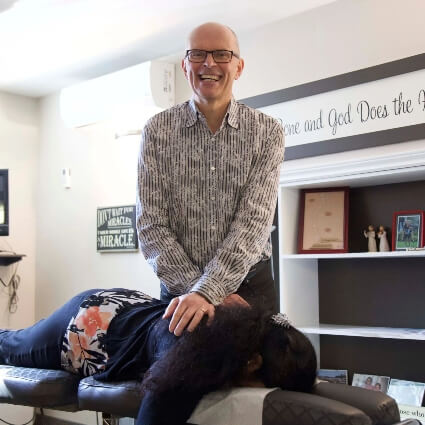 Mississauga chiropractor Dr. Mark Tomlin adjusting a patient