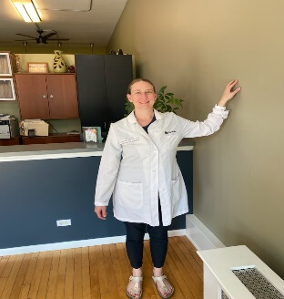 chiropractor demonstrating shoulder excercise 1