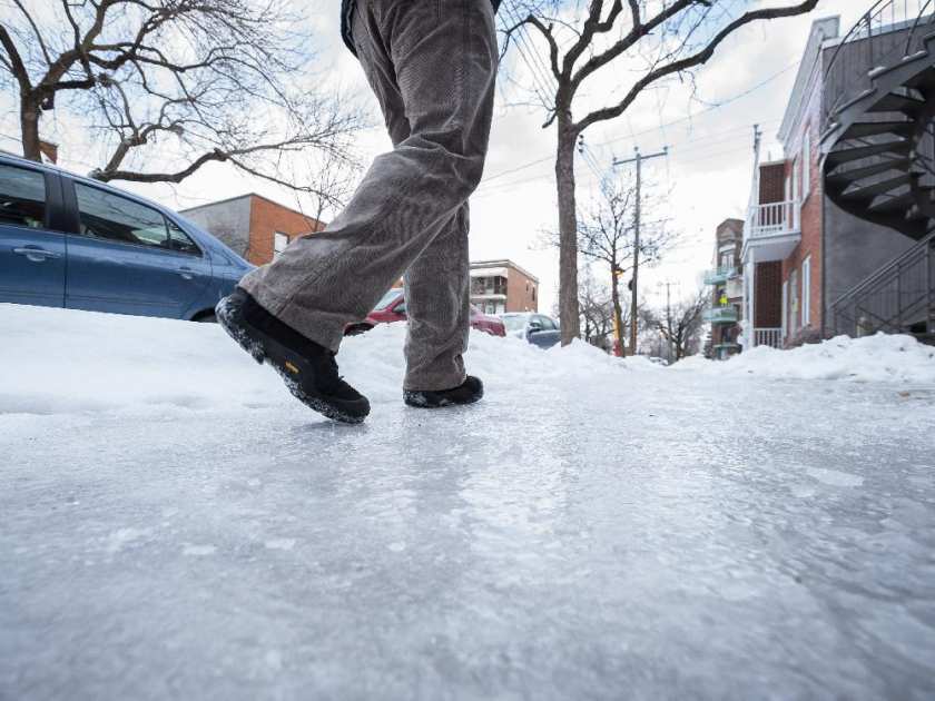 montreal-que-january-5-2015-a-pedestrian-walks-on-an