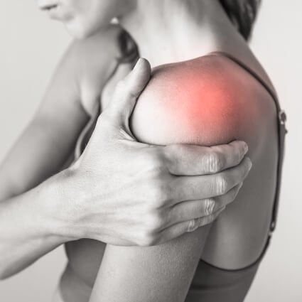 woman with shoulder pain