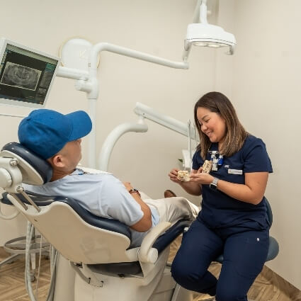 Maddington dentist Dr Elaine showing patient dental model