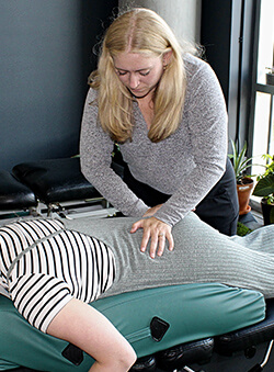 dr-sidnie-adjusting-patient