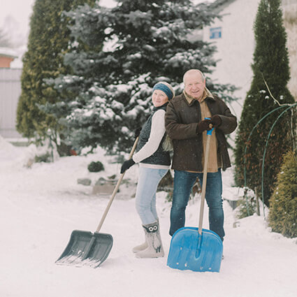 Couple-shoveling-snow