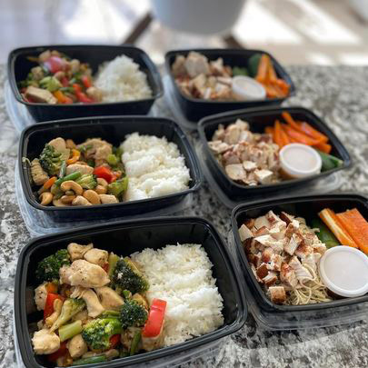 Six healthy meals in containers