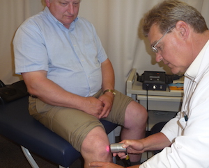 Doctor lasering Alans knee
