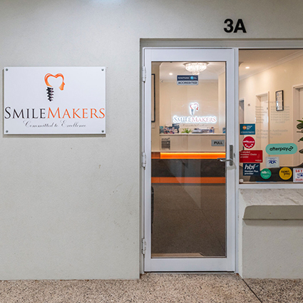Smilemakeover-clinic-entrance