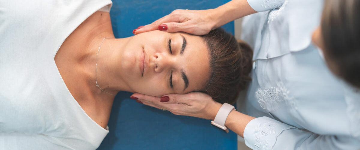 chiropractor adjusting patients head