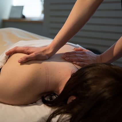 massage on female patients shoulders