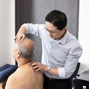 Dr Su doing trigger point therapy