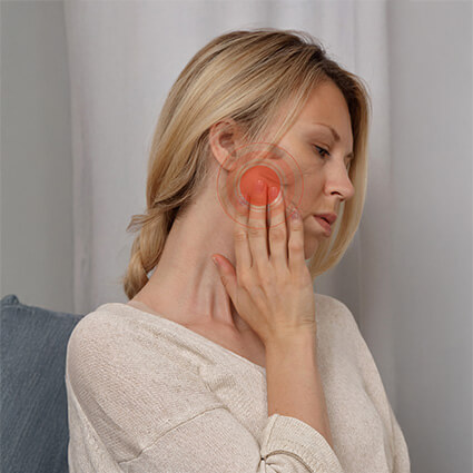 girl in jaw pain