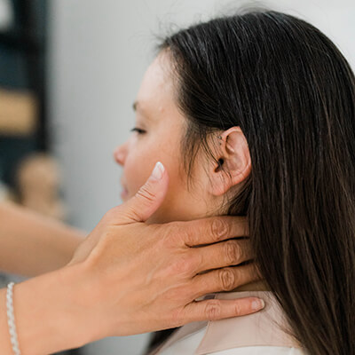 sitting-neck-pressure-close-up
