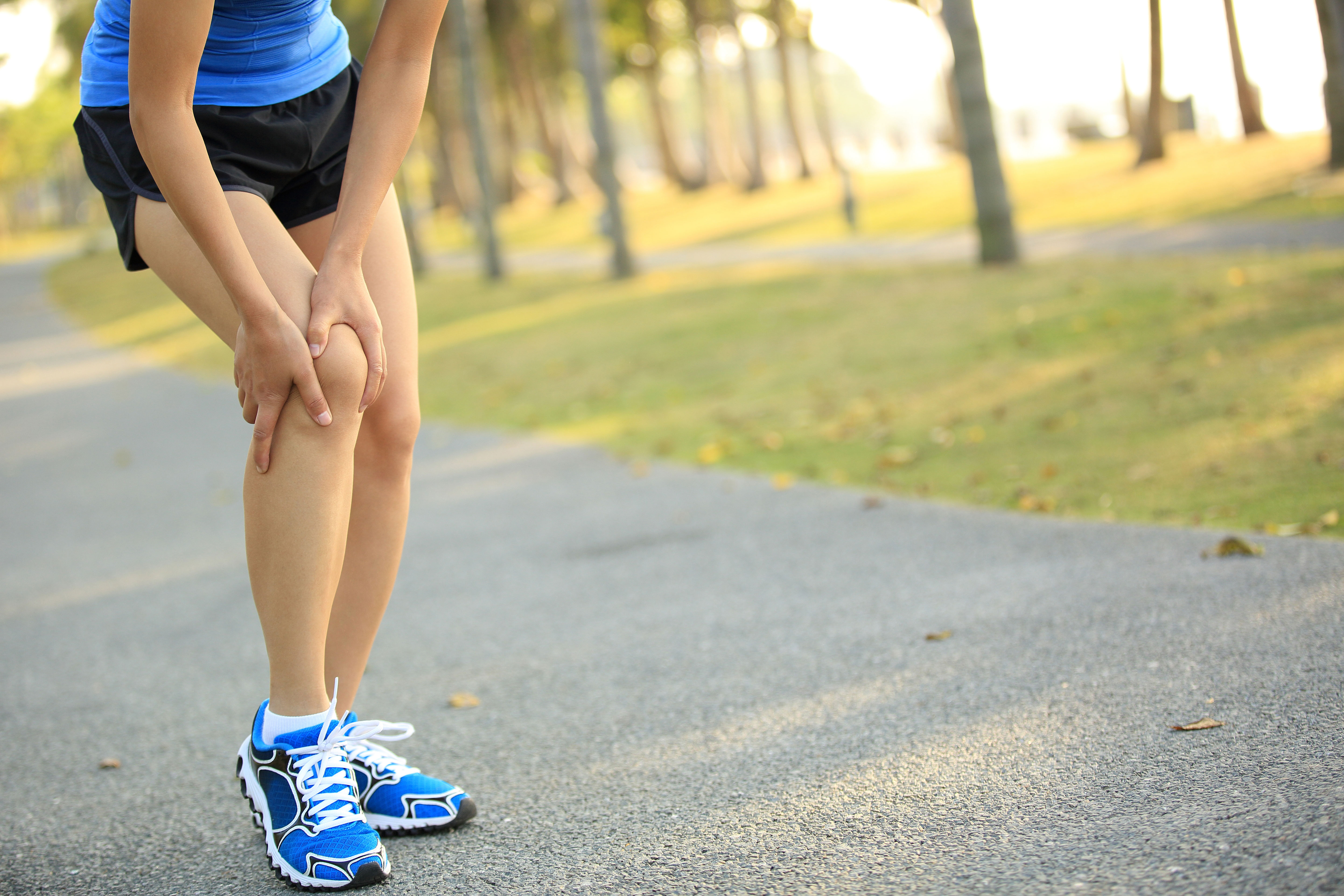 После бега болят колени что делать. Спортивные коленки. Травмы при беге. Ходьба ноги. Колени спортсменов.