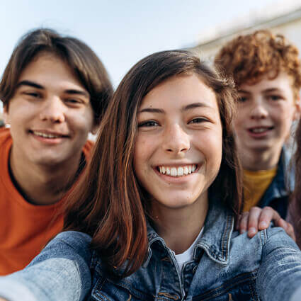 selfie-group-of-teens-sq