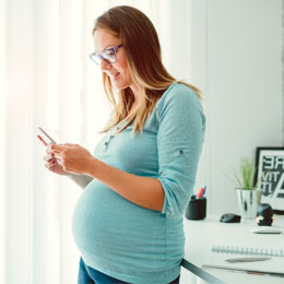 pregnant woman texting