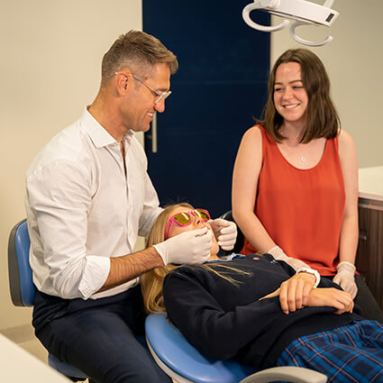 dr-riaan-and-patient-in-treatment