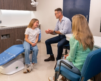 Dee Why orthodontist in discussion with patients