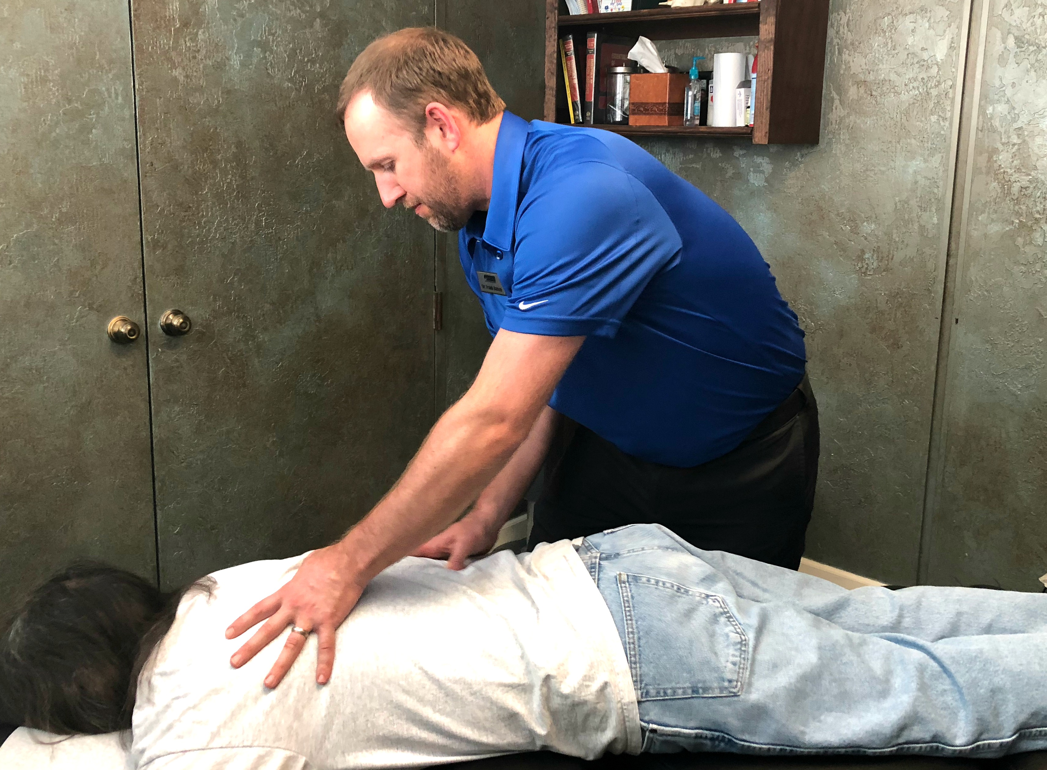 First Time Chiropractor Upper Back Adjustment 2 Demonstration by Austin  Chiropractic Care 