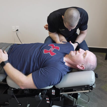 Inver Grove Heights patient receiving a chiropractic shoulder adjustment