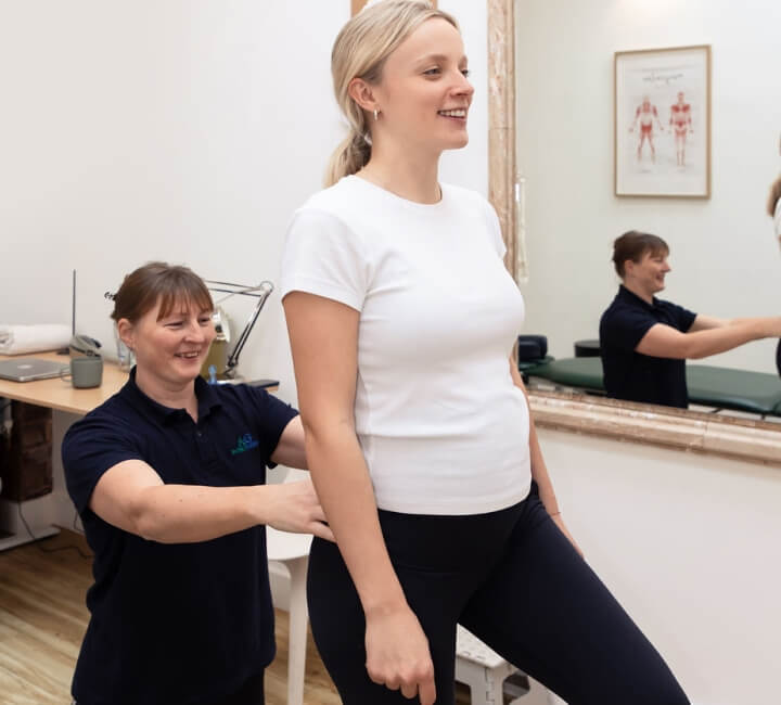 Leeds physiotherapist working on patients knee
