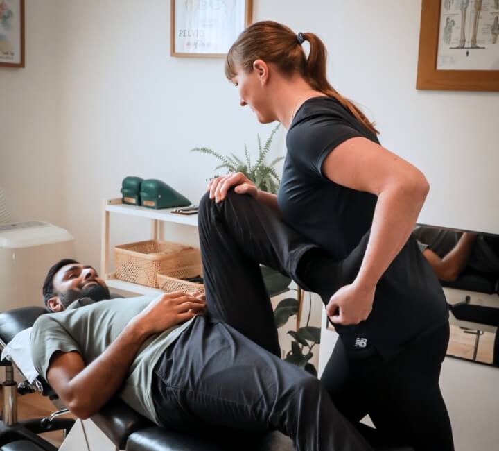 Leeds physiotherapist working on patients knee
