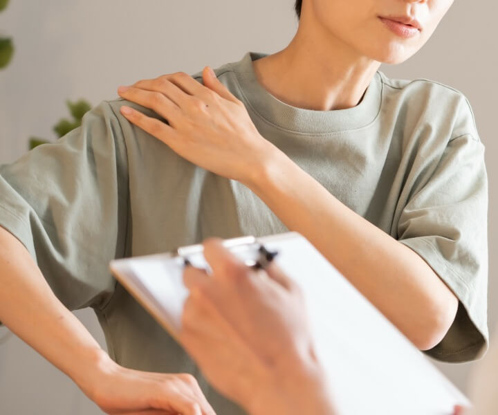 person holding shoulder