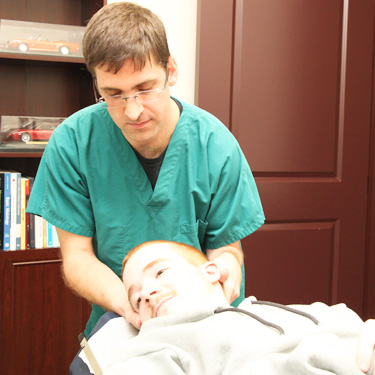 Chiropractor Southwest Arlington, Dr. Sean Hembree adjusting patient