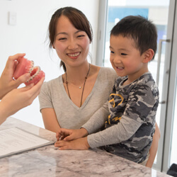 Child and mother at reception desk