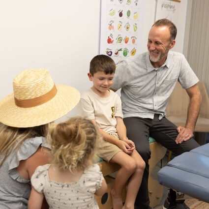 chiropracto talking with patient and family