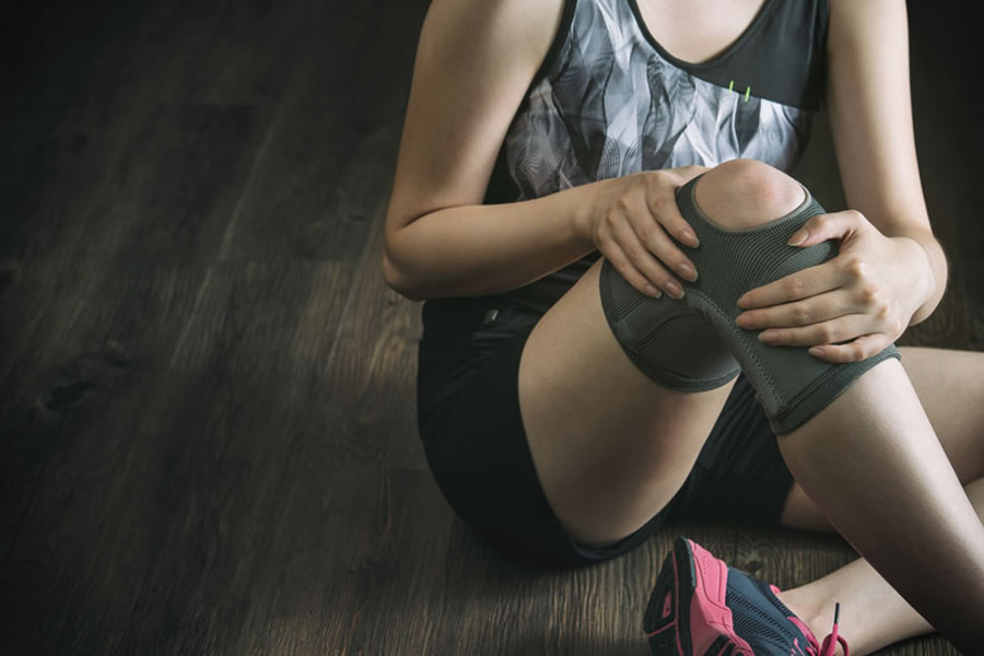 woman athlete with knee pain