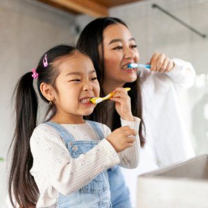 child clean teeth