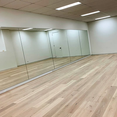 Floor with wall mirrors