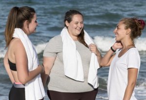 medium-shot-fitness-friends-seaside (1)