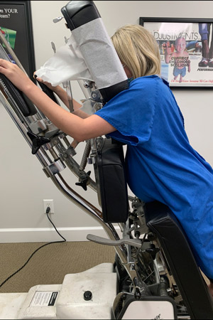 Pregnant-lady-on-kneeling-chair - Community Chiropractic