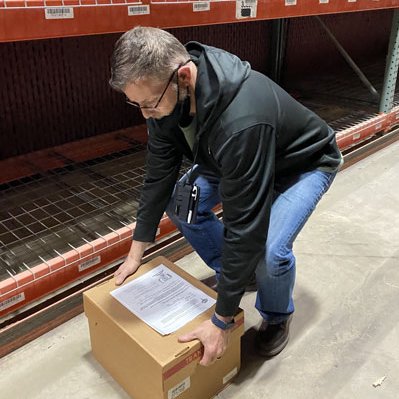 man lifting a box safely