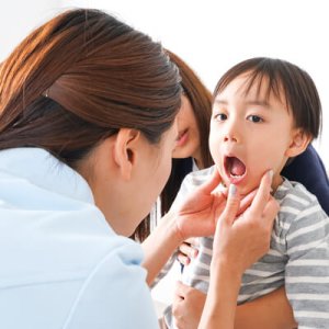 looking at toddler teeth