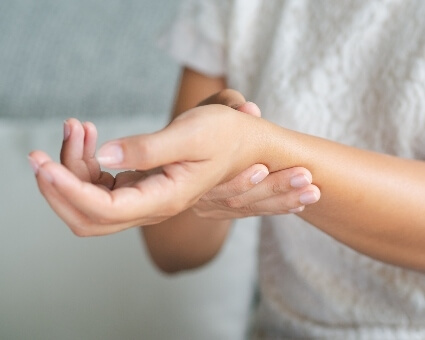 Woman with carpal tunnel pain