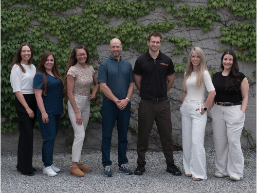 Niagara Spine and Sport Therapy team sitting on steps