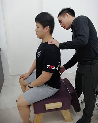 Dr Chen adjusting man