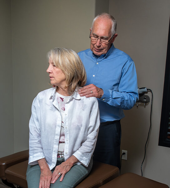 Dr. Haitsma adjusting woman