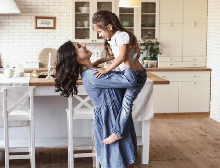 mom picking up daughter