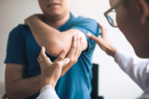 man-with-shoulder-pain-at-chiropractor