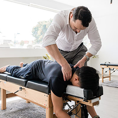 chiropractor adjusting patients neck