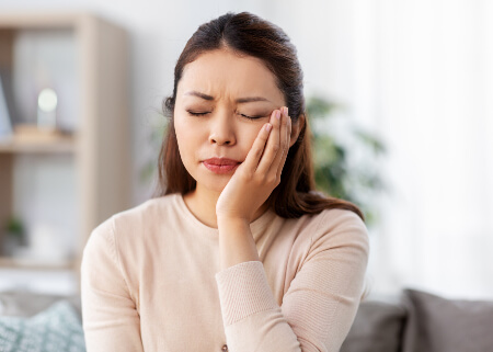 Woman with jaw pain