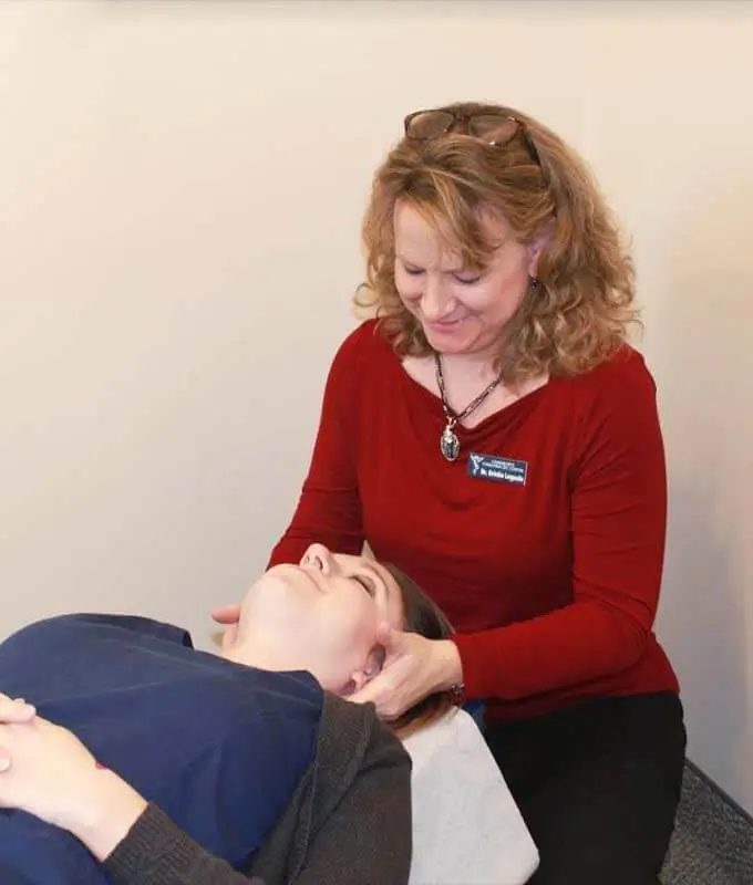 Dr. Kristin adjusting neck