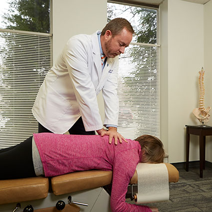 Doctor adjusting womans back