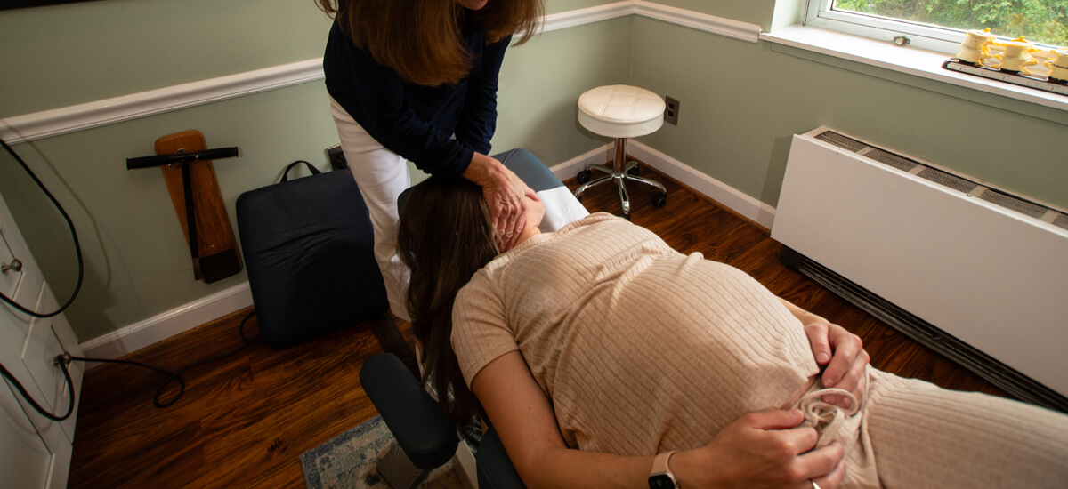 adjusting pregnant women'a neck