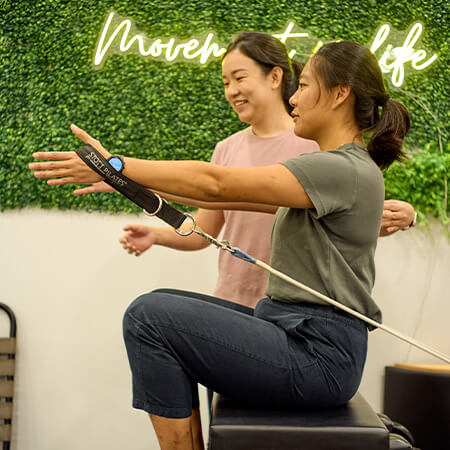 Onsite Health's Vera assisting patient on workout machine